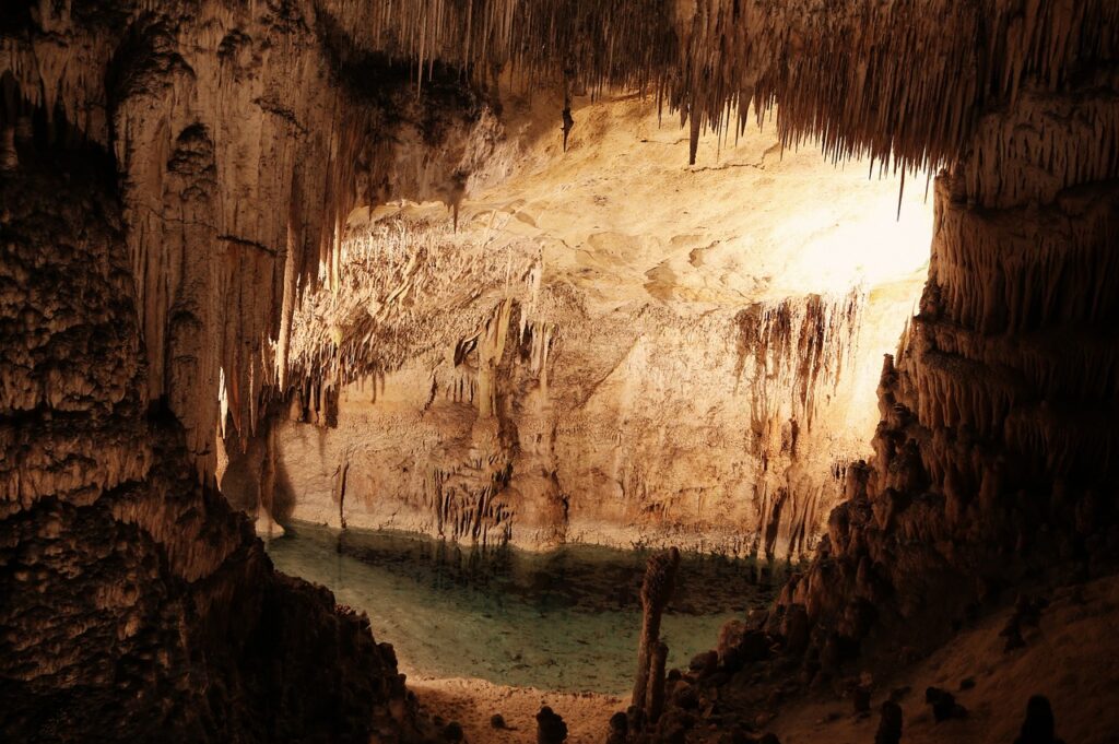 cave, cavern, nature-498373.jpg